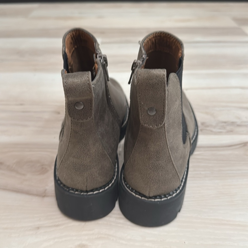 Eurosoft Bethan Chelsea Boots Gray Black Lug Sole Comfort Booties Size 7 - Picture 6 of 9